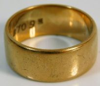 A 9ct gold band 8g size S