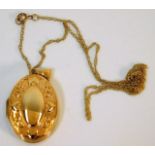 A 9ct gold locket with chain 3.8g