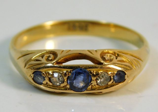 An 18ct gold ring set with diamond & sapphire size