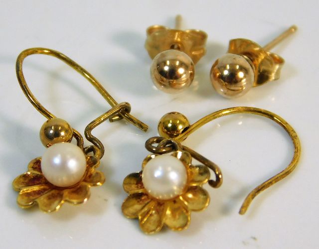 Two pairs of 9ct gold earrings 1.2g