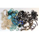 A quantity of costume jewellery items