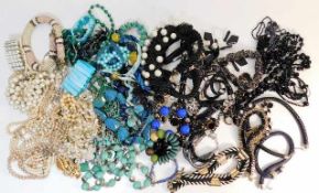 A quantity of costume jewellery items