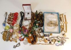 A quantity of costume jewellery items