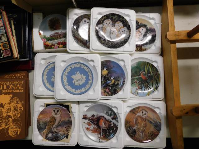 A quantity of decorative collectors plates