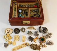 A yellow metal brooch & other costume jewellery it