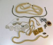 A small quantity of costume jewellery items