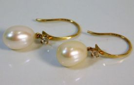 A pair of 9ct gold earrings set with pearl 2.8g