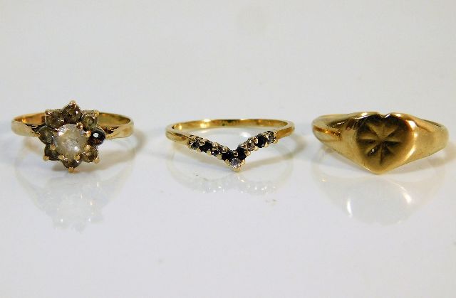 Three 9ct gold rings 4.5g