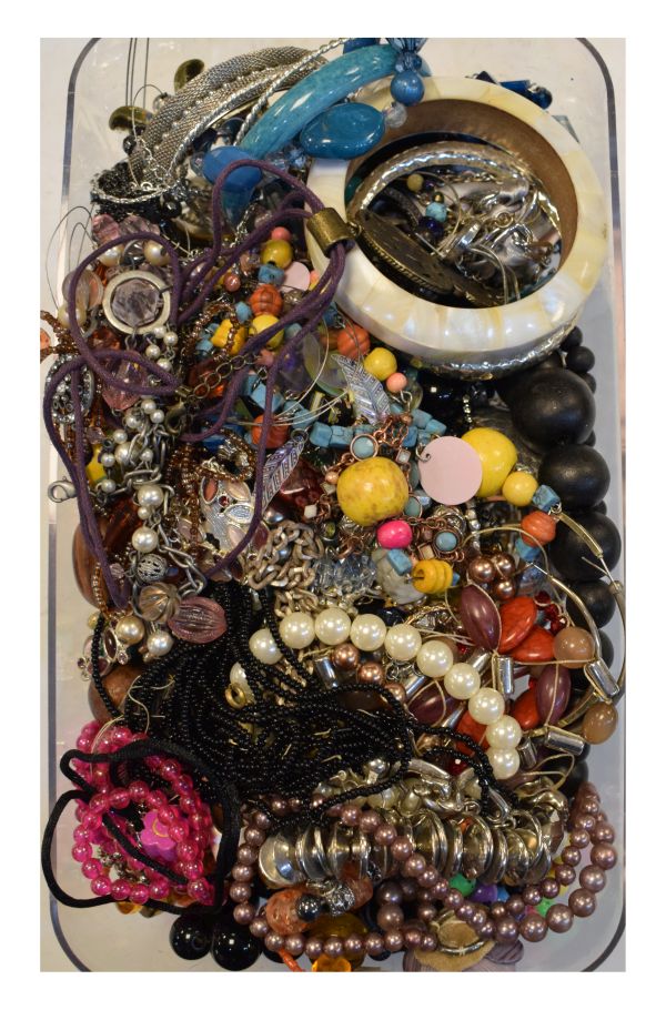 Large quantity of costume jewellery Condition: