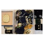 Quantity of mainly modern costume jewellery etc Condition: