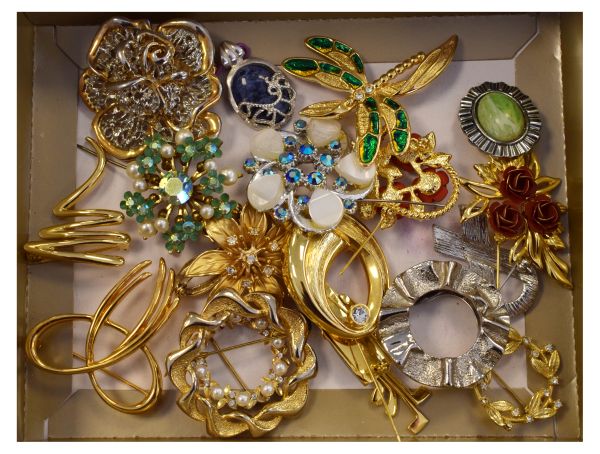 Quantity of costume jewellery brooches Condition:
