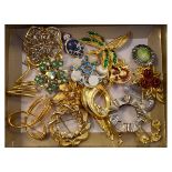Quantity of costume jewellery brooches Condition: