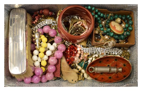 Group of assorted costume/dress jewellery and other items to include; malachite and other bead