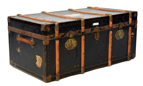 Good quality vintage steamer type cabin trunk with metal mounts, wooden ribs and removable tray with