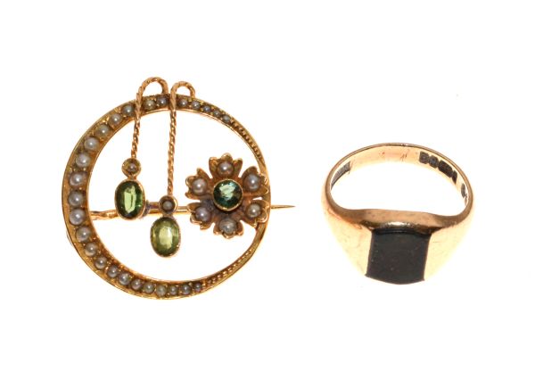 9ct gold signet ring set rectangular bloodstone, together with a circular seed pearl and peridot