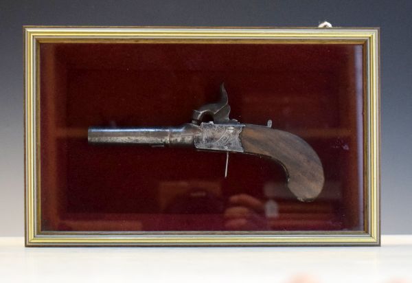 Small 19th Century English percussion cap pistol by Spencer, in a glazed case Condition: