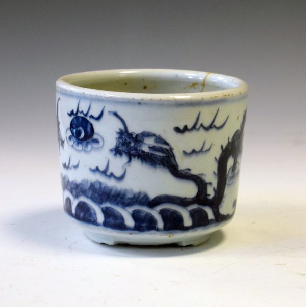 Chinese porcelain vase having blue and white painted decoration depicting dragons chasing a