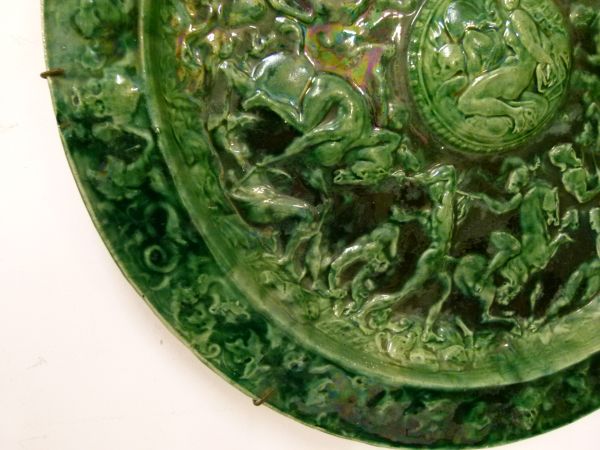 19th Century Continental green glazed majolica plaque decorated in relief with the Rape Of The - Bild 3 aus 8