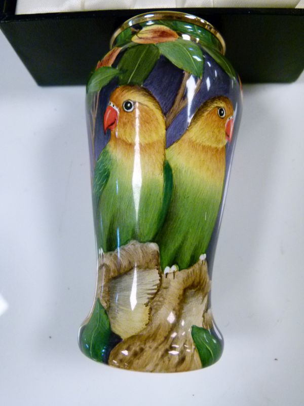 C.A. Bradley for Moorcroft - Limited edition painted enamel vase 'Lovebirds', No.69/100, the - Bild 6 aus 9