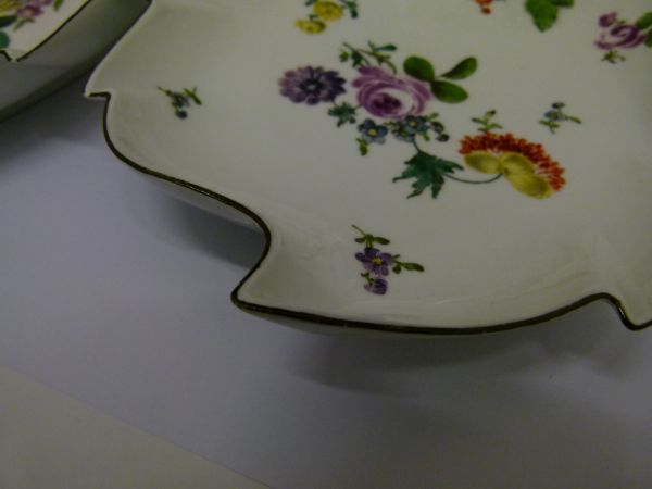 Pair of 19th Century Meissen porcelain leaf shaped dishes, each having polychrome painted floral - Bild 4 aus 8