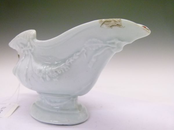 Mid 18th Century Lund's Bristol high footed sauce boat having typical moulded ribbon and swag - Bild 5 aus 7