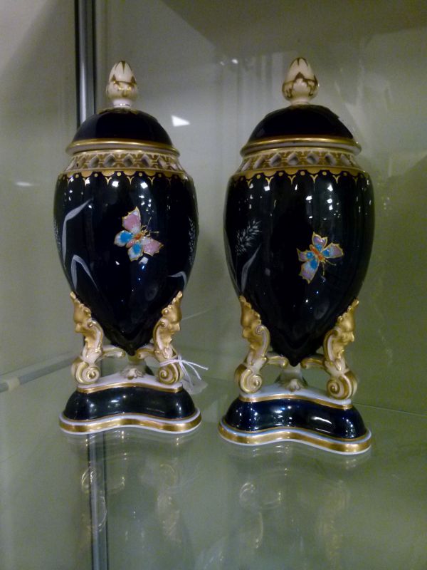 Pair of 19th Century porcelain urn shaped pot pourri and covers, each decorated in polychrome - Bild 4 aus 8