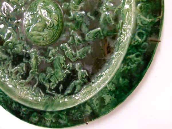 19th Century Continental green glazed majolica plaque decorated in relief with the Rape Of The - Bild 4 aus 8