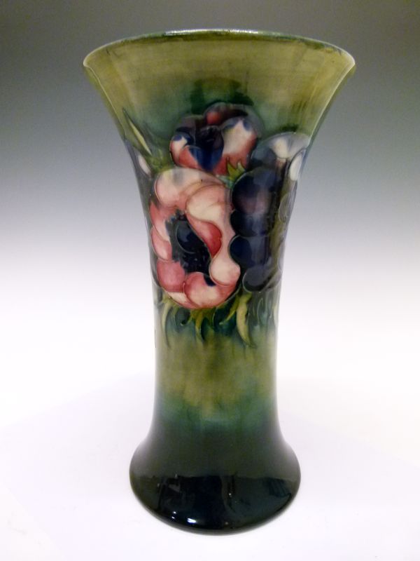 Mid 20th Century Moorcroft vase decorated with an anemone pattern on a green and blue mottled - Bild 2 aus 6