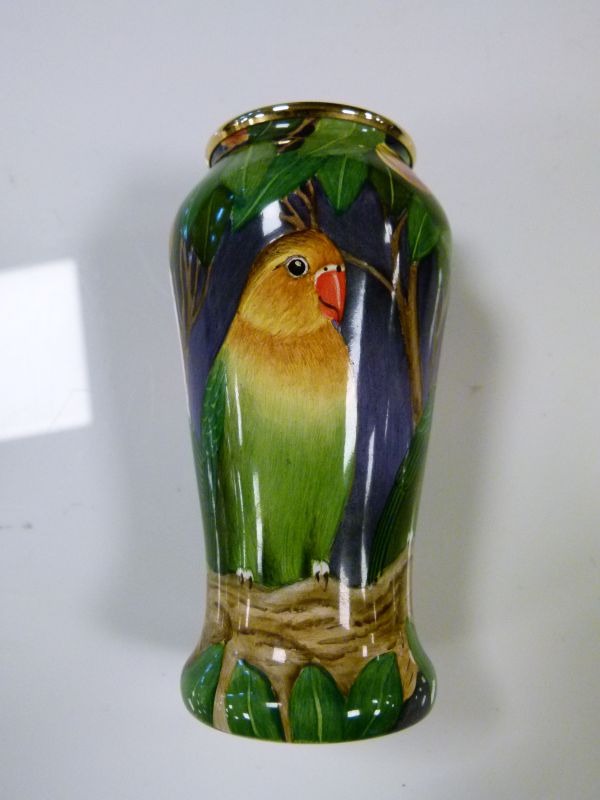 C.A. Bradley for Moorcroft - Limited edition painted enamel vase 'Lovebirds', No.69/100, the - Bild 5 aus 9