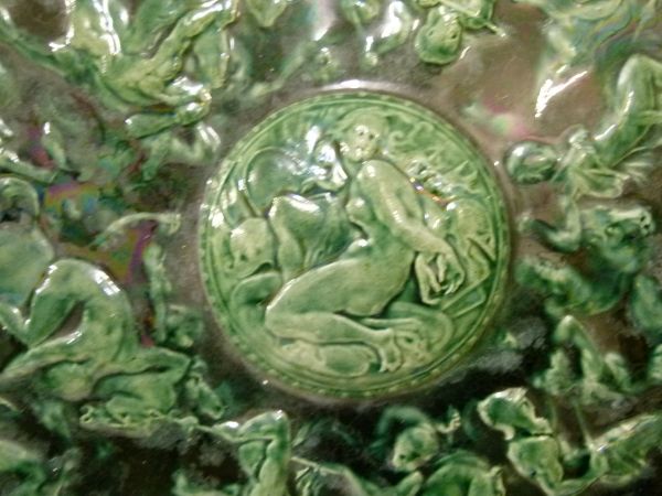 19th Century Continental green glazed majolica plaque decorated in relief with the Rape Of The - Bild 6 aus 8