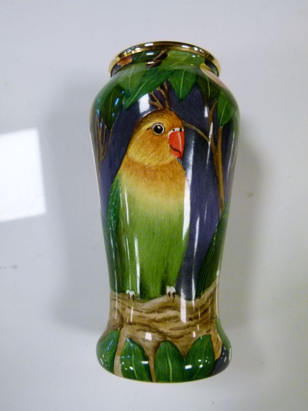 C.A. Bradley for Moorcroft - Limited edition painted enamel vase 'Lovebirds', No.69/100, the - Bild 4 aus 9