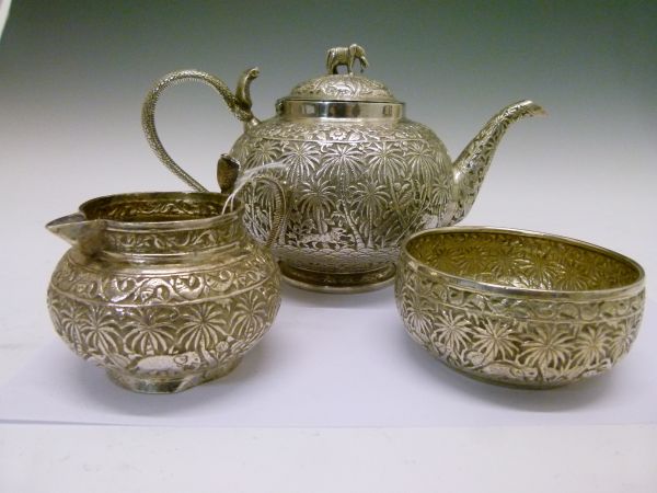 Indian white metal four piece tea service comprising: globular teapot, the hinged cover with - Bild 4 aus 7