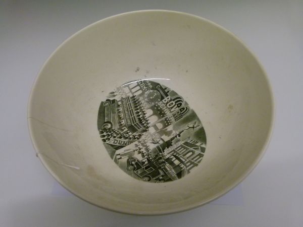 Eric Ravilious for Wedgwood - 'Race', a large black transfer printed bowl, 31cm diameter - Bild 4 aus 5