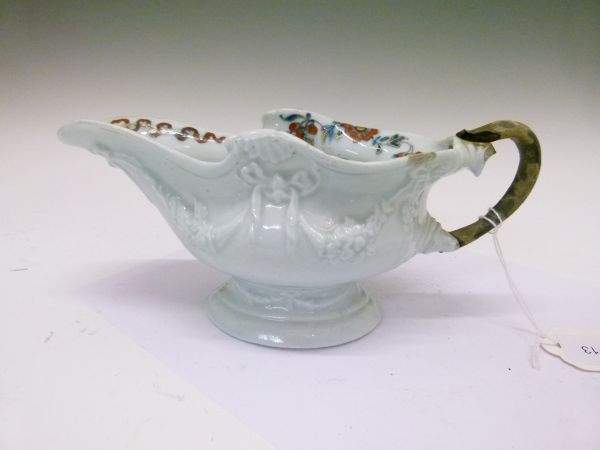 Mid 18th Century Lund's Bristol high footed sauce boat having typical moulded ribbon and swag - Bild 2 aus 7