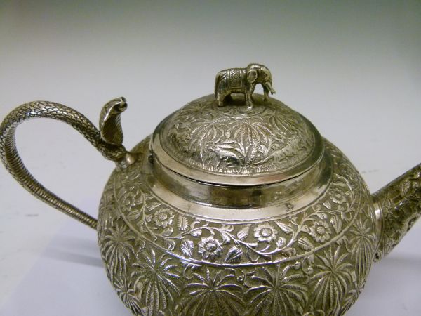 Indian white metal four piece tea service comprising: globular teapot, the hinged cover with - Bild 6 aus 7