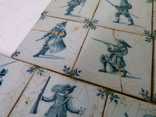 Collection of thirty-three 19th Century Dutch Delft blue and white painted tiles, comprising: - Bild 7 aus 9