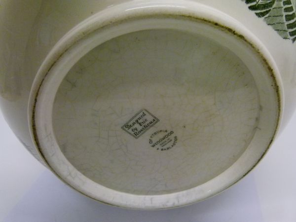 Eric Ravilious for Wedgwood - 'Race', a large black transfer printed bowl, 31cm diameter - Bild 5 aus 5