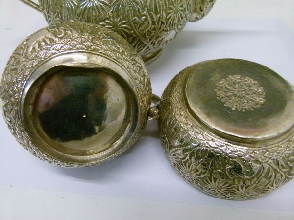 Indian white metal four piece tea service comprising: globular teapot, the hinged cover with - Bild 5 aus 7