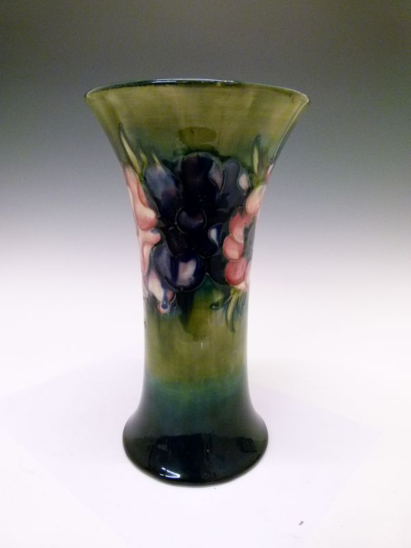 Mid 20th Century Moorcroft vase decorated with an anemone pattern on a green and blue mottled - Bild 3 aus 6