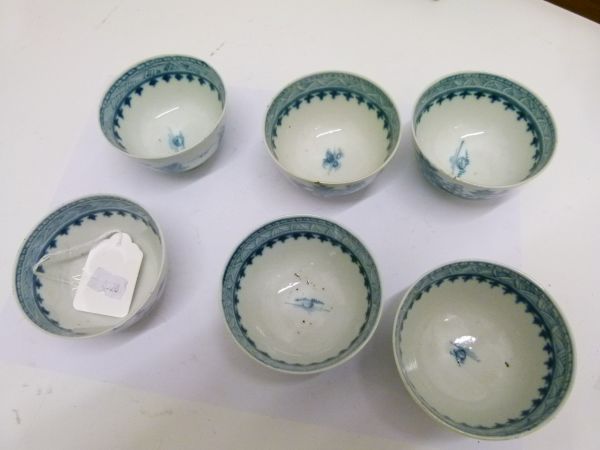 Set of six 19th Century Chinese export blue and white painted tea bowls and saucers, each - Bild 6 aus 7