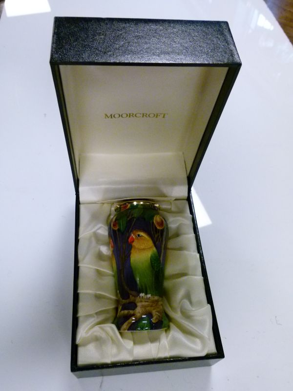 C.A. Bradley for Moorcroft - Limited edition painted enamel vase 'Lovebirds', No.69/100, the - Bild 2 aus 9