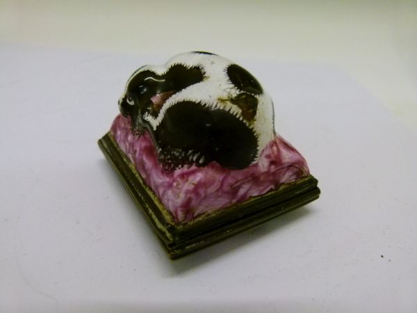 Late 18th Century Staffordshire enamel bonbonniere modelled as a black and white spaniel lying on - Bild 3 aus 8