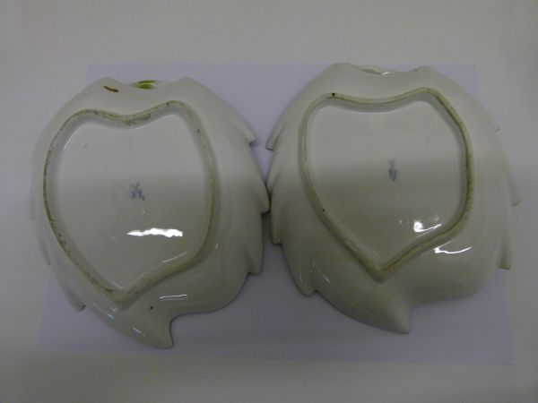 Pair of 19th Century Meissen porcelain leaf shaped dishes, each having polychrome painted floral - Bild 7 aus 8