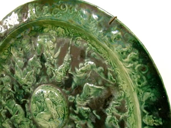 19th Century Continental green glazed majolica plaque decorated in relief with the Rape Of The - Bild 5 aus 8