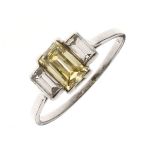 Light fancy yellow diamond ring, stamped 'Platinum', the rectangular scissor cut light fancy