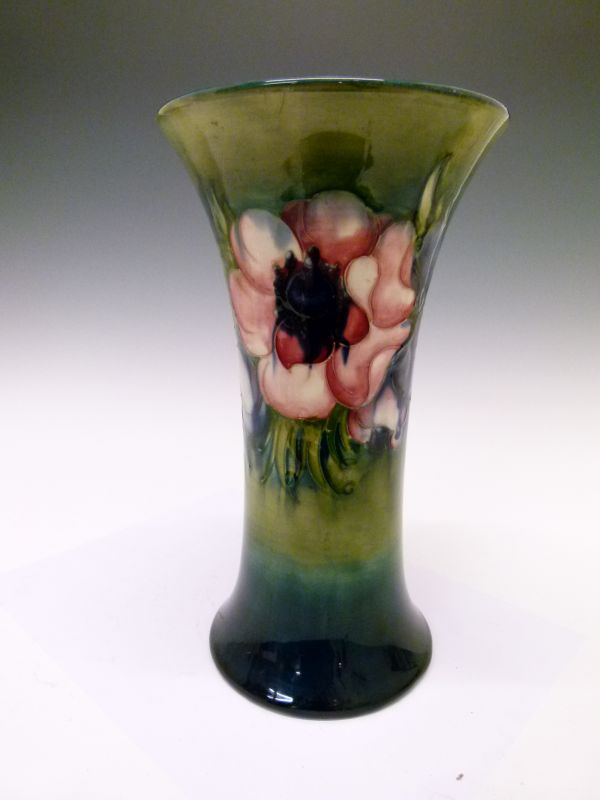 Mid 20th Century Moorcroft vase decorated with an anemone pattern on a green and blue mottled - Bild 4 aus 6