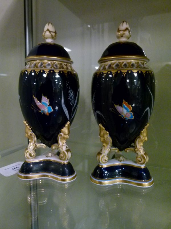 Pair of 19th Century porcelain urn shaped pot pourri and covers, each decorated in polychrome - Bild 3 aus 8