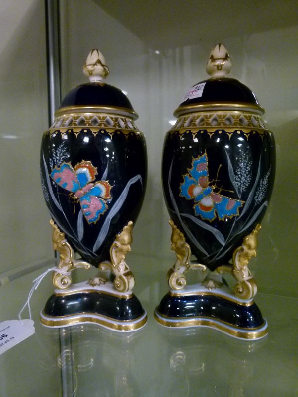 Pair of 19th Century porcelain urn shaped pot pourri and covers, each decorated in polychrome - Bild 2 aus 8