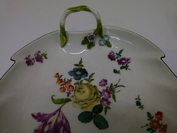 Pair of 19th Century Meissen porcelain leaf shaped dishes, each having polychrome painted floral - Bild 5 aus 8