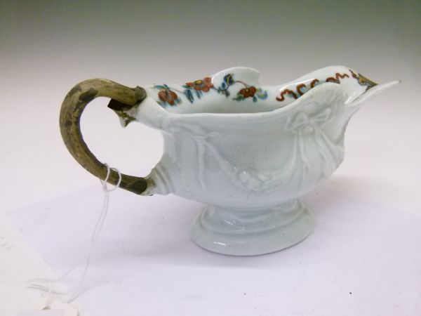 Mid 18th Century Lund's Bristol high footed sauce boat having typical moulded ribbon and swag - Bild 4 aus 7